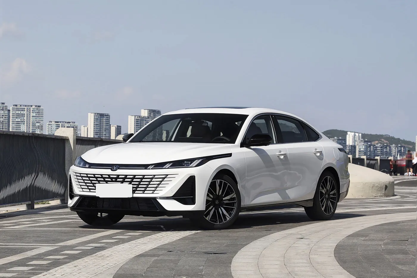 2026 Changan EADO — منظر أمامي جانبي